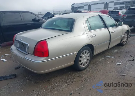 2010 Lincoln Town Car Signature Limited from USA, damaged, VIN 2LNBL8CVXAX751711